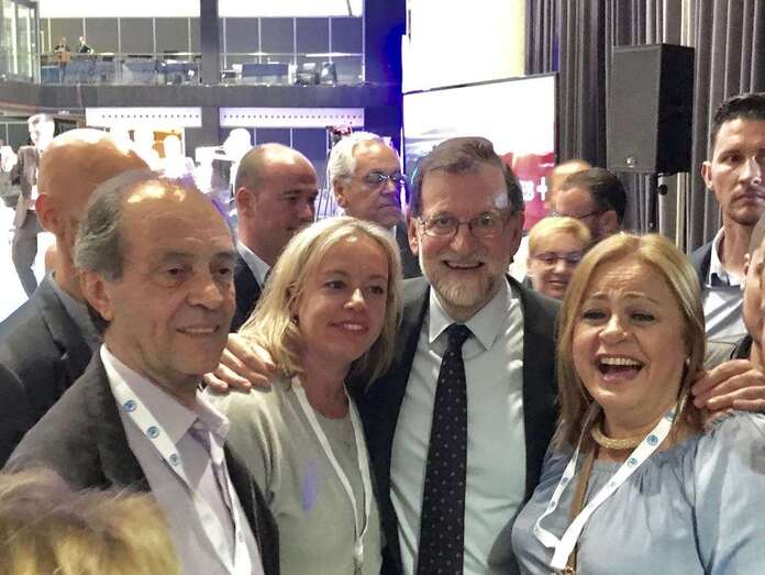 Mariano Rajoy con los tres ediles del PP de Telde (Foto TA)