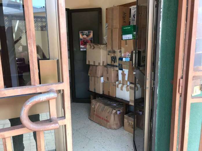 Imagen de las cajas apiladas a la entrada de la Concejalía de Servicios Sociales e Igualdad (Foto TA)