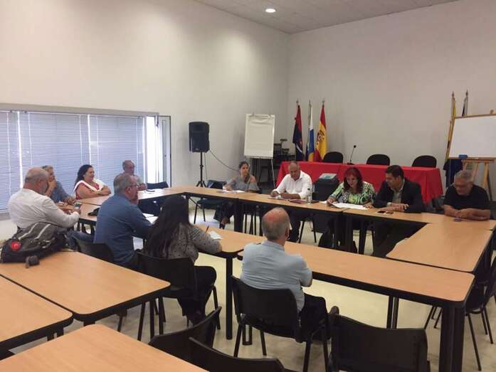 Imagen del encuentro entre los concejales Saro Sosa y Diego Ojeda y los colectivos del Distrito Costa (Foto TA)