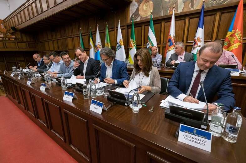 La alcaldesa Carmen Hernández, esta tarde junto a Augusto Hidalgo durante la firma del convenio (Foto TA)