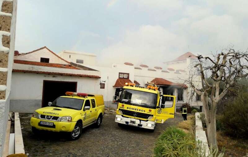 Vehículos del Consorcio en el incendio declarado en la casona de la finca de San Rafael (Foto TA)