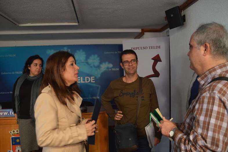La alcaldesa con dos informadores de la prensa impresa (Foto TA)