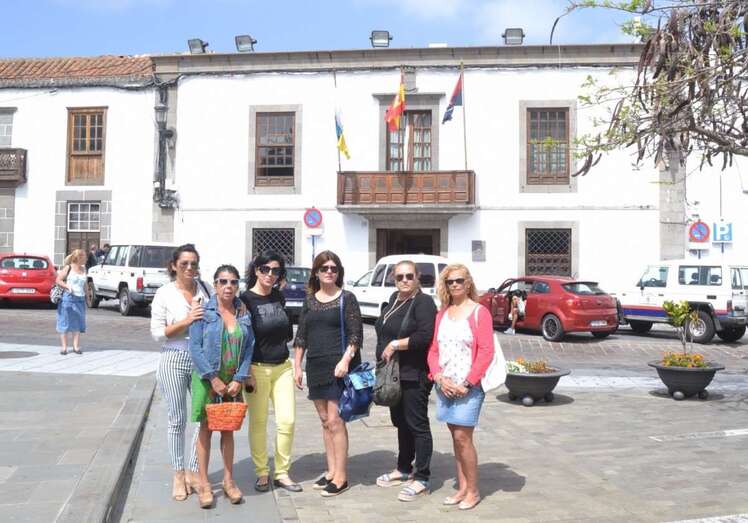 Imagen de las seis afectadas que este mediodía se concentraron frente al Ayuntamiento de Telde (Foto TA)