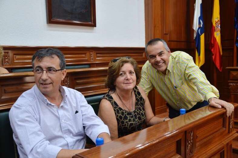 Juan Francisco Artiles (i), líder de MxT, junto a los concejales Guadalupe Santana y Álvaro Monzón (Foto TA)