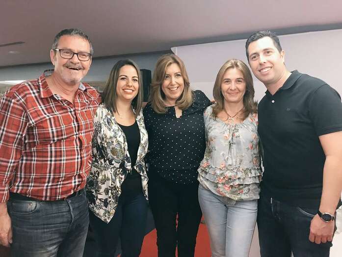 Los concejales socialistas de Telde, Gregorio Viera, Saraiba Leal, Alejandro Ramos y Soledad Hernández, posan con Susana Díaz en un acto reciente (Foto TA)