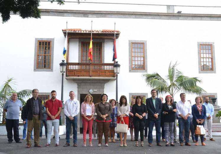 Una representación de la Corporación local, empleados municipales y vecinos guardaron un minuto de silencio (Foto TA)