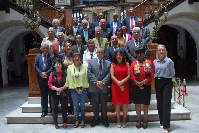 Foto de familia con los participantes en el almuerzo (Foto TA)