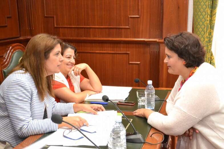 Carmen Hernández (i) y Celeste López (d), durante un Pleno municipal (Foto TA)
