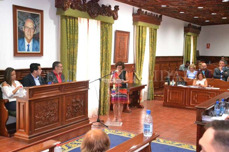 Nieves Rodríguez lee la declaración institucional (Foto TA)