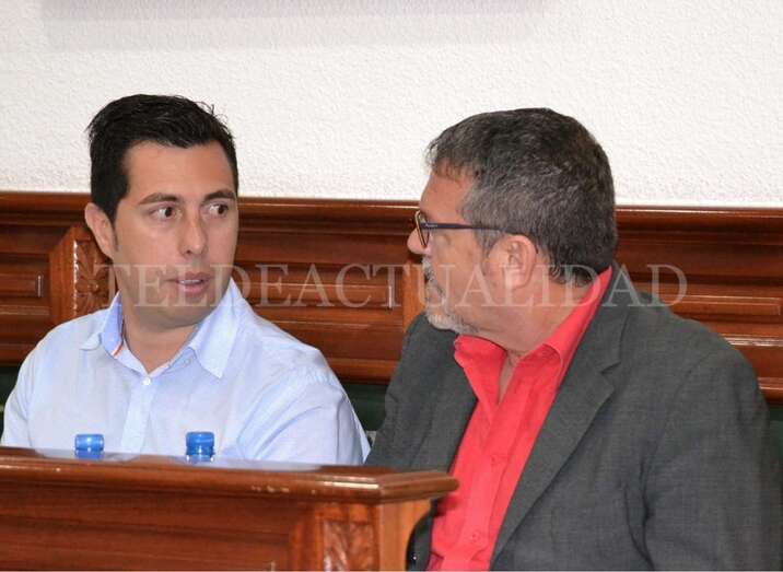 Los socialistas Alejandro Ramos (i) y Gregorio Viera (d), durante el Pleno de este viernes (Foto TA)