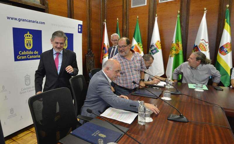 Momento de la firma del acuerdo (Foto TA)