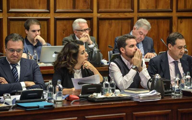Bravo de Laguna, al fondo a la derecha, en el Pleno de ayer del Cabildo de Gran Canaria (Foto TA)