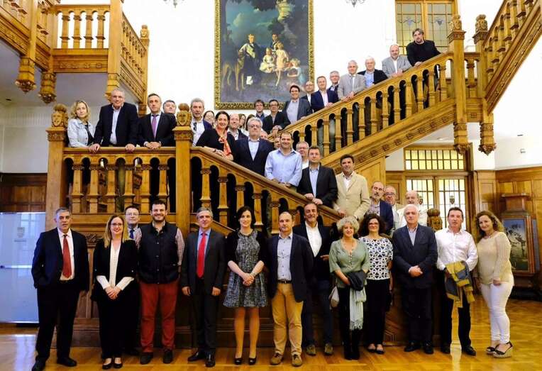 Foto de familia de los participantes en el encuentro de AVS (Foto TA)