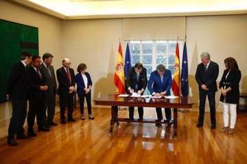 Firma del acuerdo presupuestario y polÃ¬tico en La Moncloa (Foto TA/EFE)