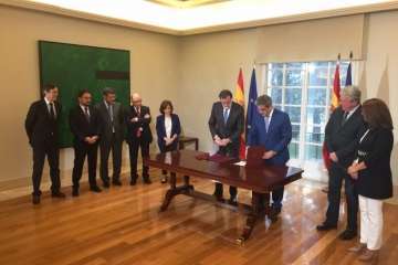 Firma del acuerdo presupuestario y polÃ¬tico en La Moncloa (Foto TA/EFE)