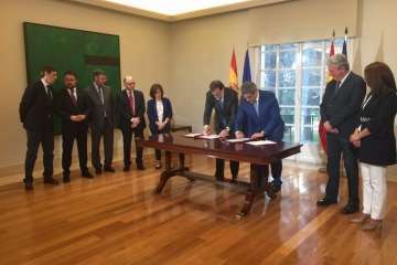 Firma del acuerdo presupuestario y polÃ¬tico en La Moncloa (Foto TA/EFE)