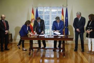 Firma del acuerdo presupuestario y polÃ¬tico en La Moncloa (Foto TA/EFE)