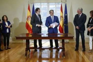 Firma del acuerdo presupuestario y polÃ¬tico en La Moncloa (Foto TA/EFE)