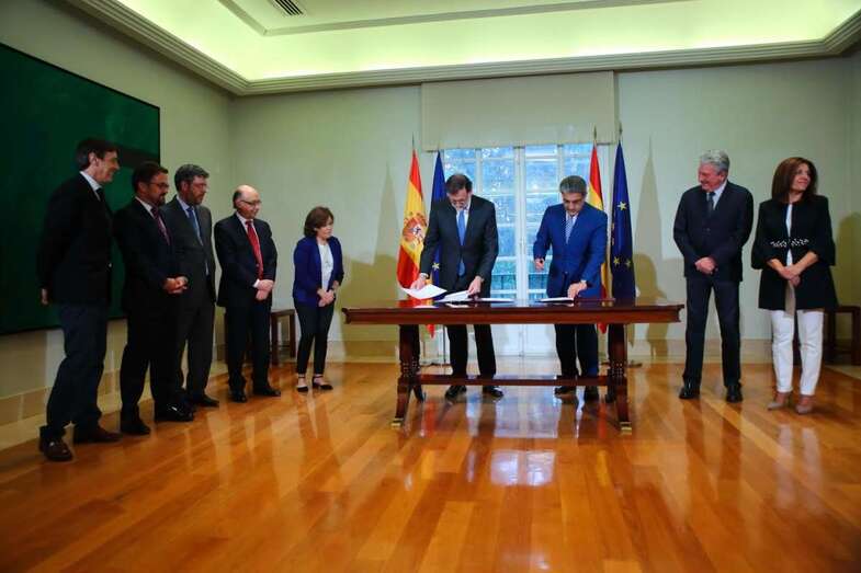 Momentos previos a la firma del acuerdo presupuesto entre NC y el Gobierno de España (Foto TA)