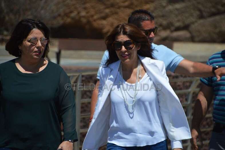 La alcaldesa Carmen Hernández (d) con la concejala Gloria Cabrera, de CC (Foto TA)