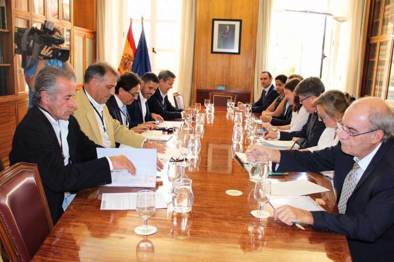 Imagen de la reunión de la Comisión de Costas este mediodía en Madrid (Foto TA)