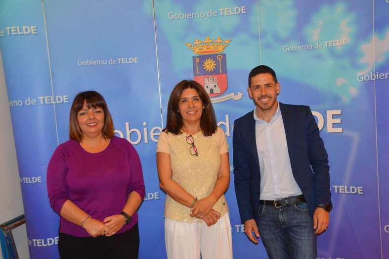 La alcaldesa con el director general de Infraestructura Turística y la concejala de Playas (Foto TA)