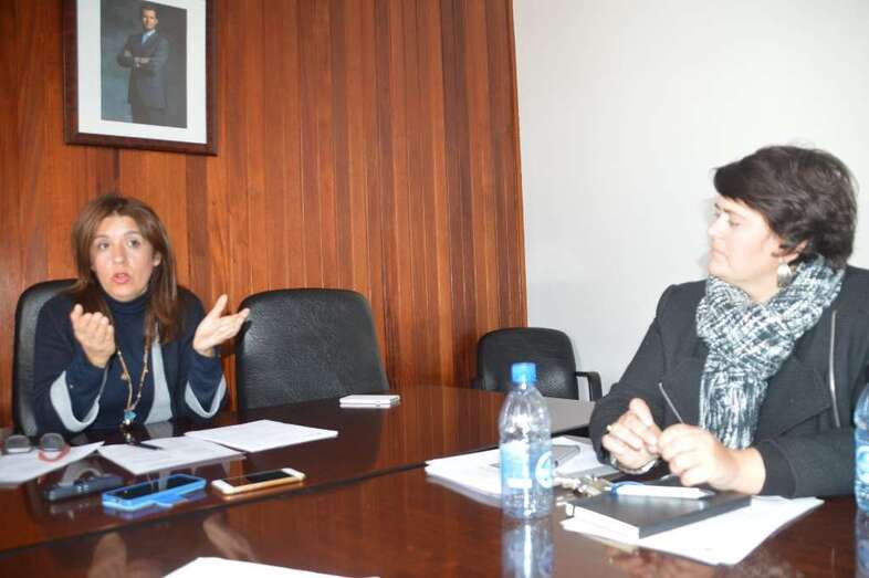 La alcaldesa Carmen Hernández y la concejala de Economía y Hacienda, Celeste López (Foto TA)