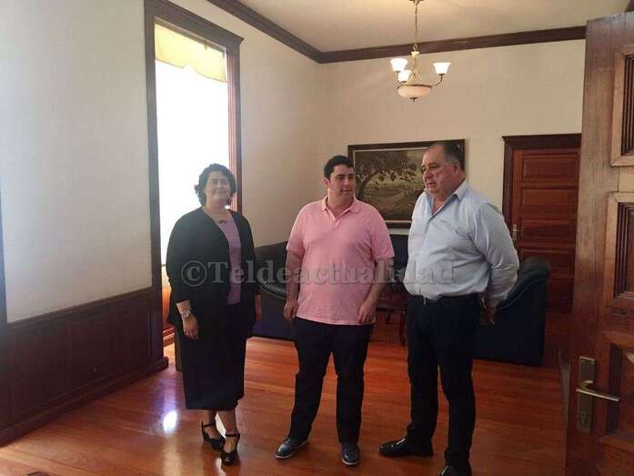 David García (c), con la alcaldesa en funciones, Celeste López,  y el edil Juan Martel (Foto TA)