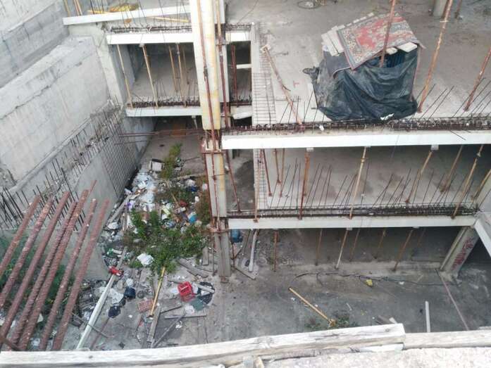 Aparcamiento sin acabar en el sector de Arnao (Foto TA)