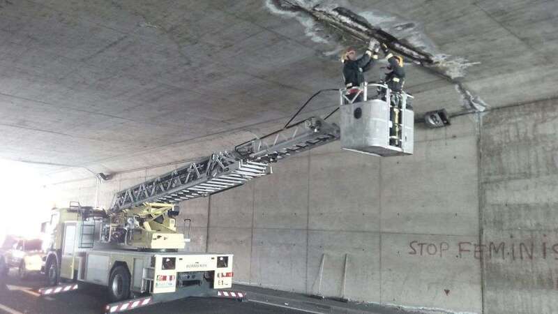 Los bomberos sanearon el 25 de octubre las grietas del puente (Foto TA)