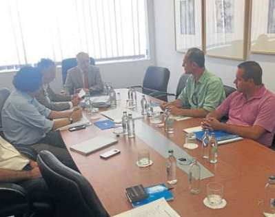  Un momento de la reunión entre Morales (al fondo), Torres (a su derecha), y los vecinos (izquierda) (Foto C7)