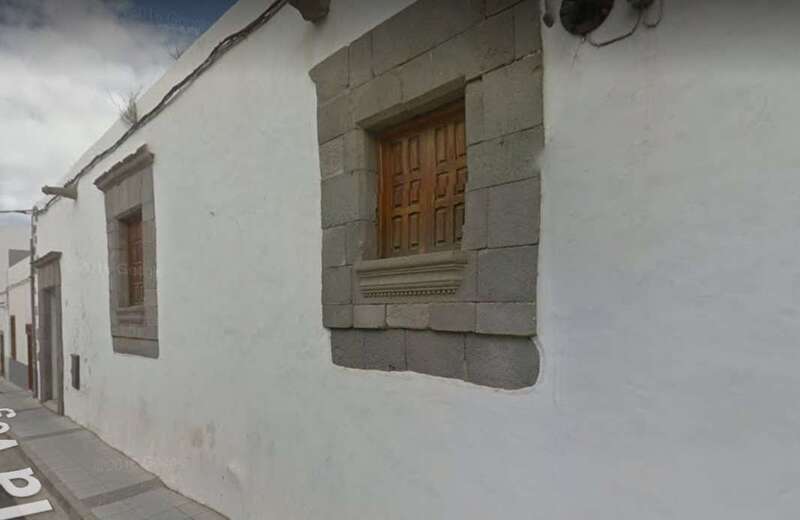 Fachada noble del edificio con cantería en portada, ventanas y gárgolas (Foto Google Maps)