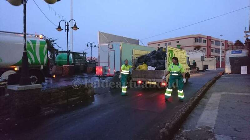Operarios del servicio municipal de Limpieza, a primera hora de este sábado en Melenara (Foto TA)