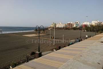 El plan de limpieza tras la Noche de San Juan retira decenas de toneladas de basura de la costa y casco  (Foto TA)