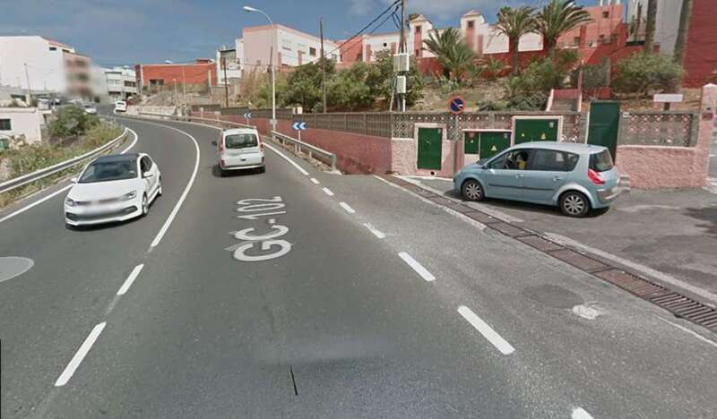 Los vehículos aprovechan el espaciol delante de la entrada principal al colegio para efectuar el cambio de sentido (Foto Google Maps)