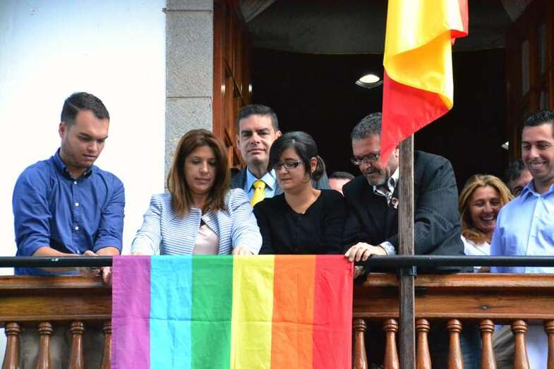 Momento de la colocación de la bandera arcoiris el pasado año (Foto TA)