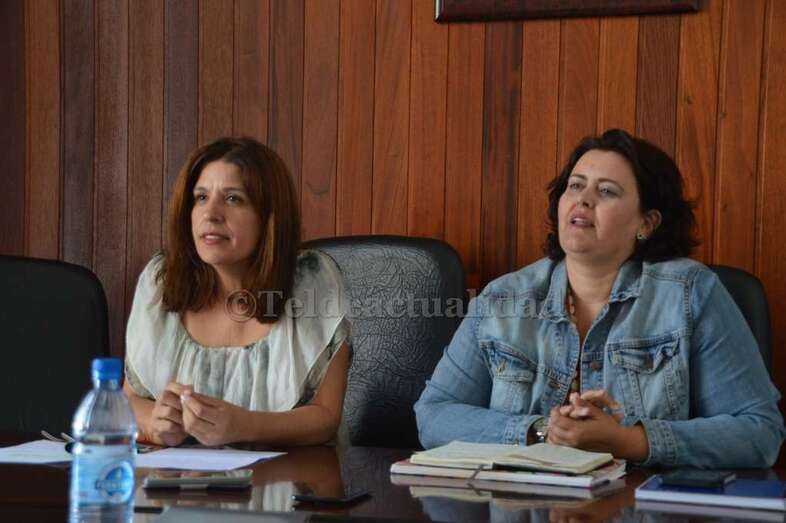 Carmen Hernández (i) y Celeste López (d), este miércoles durante su comparecencia ante los medios de comunicación (Foto TA)