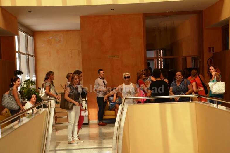 Miembros del claustro de profesores del CEIP San Juan, ayer en las dependencias municipales (Foto TA)