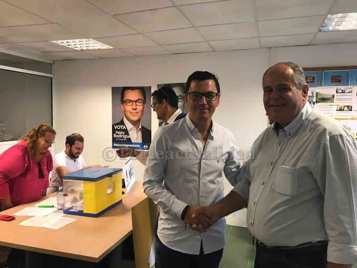 Pablo Rodríguez, vicepresidente del Gobierno, saluda a Juan Monzón tras votar  (Foto TA)