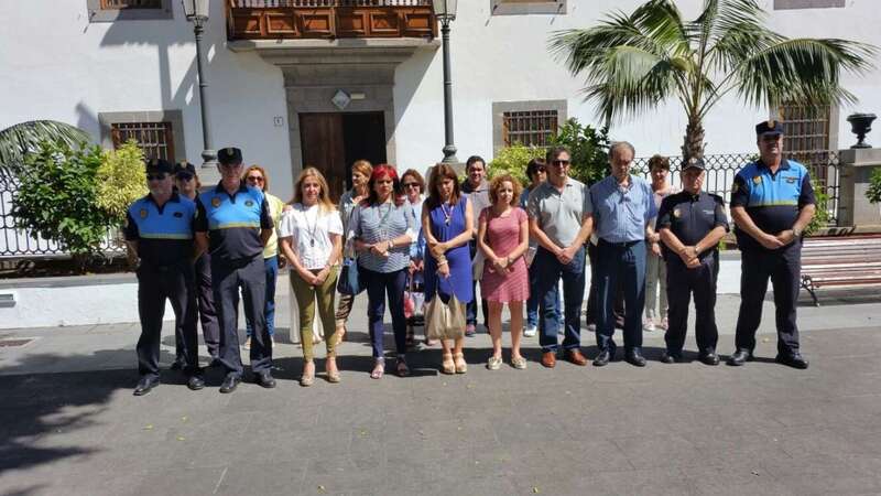 La concentración tuvo lugar en la plaza de San Juan, frente a las Casas Consistoriales (Foto TA)