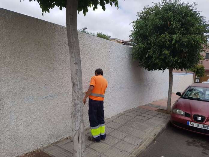 Operario municipal pinta un muro de la plaza (Foto TA)