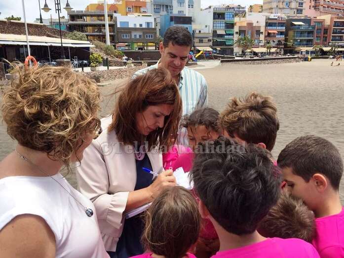 La alcaldesa estuvo más de 15 minutos firmando autógrafos (Foto TA)