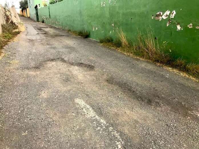 Aspecto que presenta la carretera de acceso a El Viso (Foto TA)