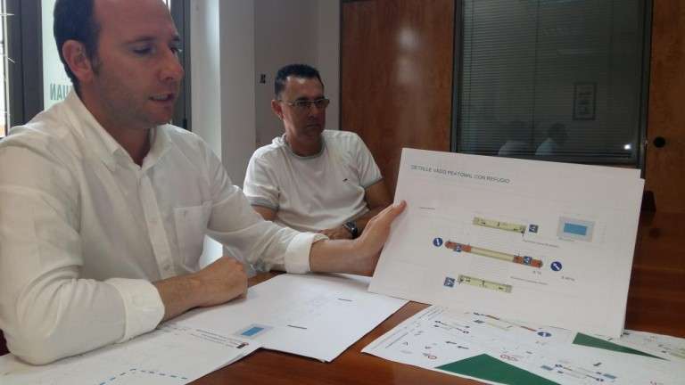 Eloy Santana y un técnico municipal con el proyecto para la calle de Jinámar (Foto TA)