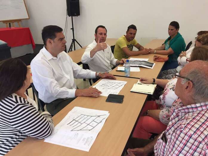 Momento de la entrevista de miembros del Gobierno de Telde con representantes vecinales de La Garita (Foto TA)