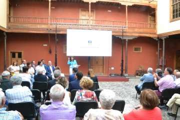 El acto tuvo lugar en el patio de la Casa Condal (Foto TA)