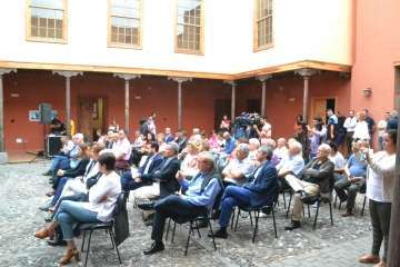 El acto tuvo lugar en el patio de la Casa Condal (Foto TA)