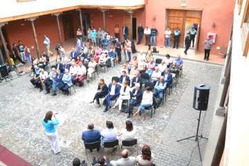 El acto tuvo lugar en el patio de la Casa Condal (Foto TA)