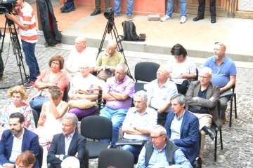 El acto tuvo lugar en el patio de la Casa Condal (Foto TA)