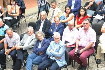 El acto tuvo lugar en el patio de la Casa Condal (Foto TA)